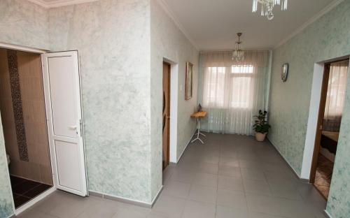 Номер 8, санузел напротив номера, Гостевой дом "Курортный дворик" Адлер