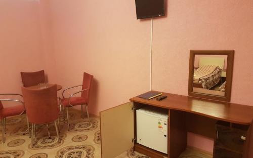 4-х местный однокомнатный на цокольном этаже, Гостиница "Индиго" Сукко