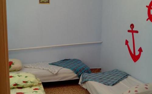 Трехместный номер в основном доме, тв, кондиционер, wifi. Санузел на этаже