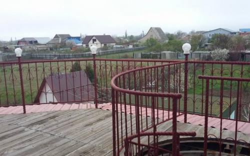 Вид с большого балкона на огород и лестницу, Мини-гостиница, поселок Приморский