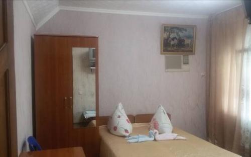 Номер с удоб. на 3-х на третьем этаже с лоджией.